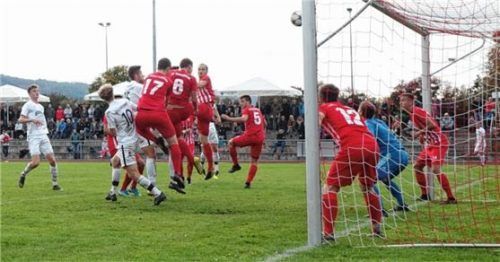 Bange Bruckmühler Blicke: Die Querlatte verhindert den das 2:2 nach dem Kopfball von Felix Wieser (verdeckt).