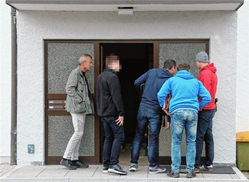 Beamte der Kripo sicherten am Samstag Spuren und befragten Nachbarn. Über den genauen Tathergang will die Polizei aber derzeit nichts sagen.Foto fib/Eß