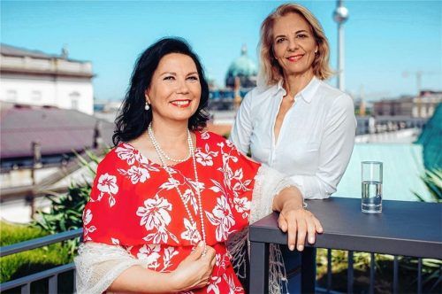 Beatrice Herbold (links) und Katrin Sachse. Autorin Sachse: „Ich musste mich in sie einfühlen, verstehen, wie es war, wenn sie auf Kohl gewartet hat und dann die Aufregung, wenn er endlich kam.“ Foto Zauritz