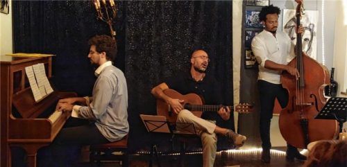 Begleitet wurde Arash Sasan (Mitte) von Josef Ressle am Piano und Wilbert Pepper am Bass. Foto Friedrich