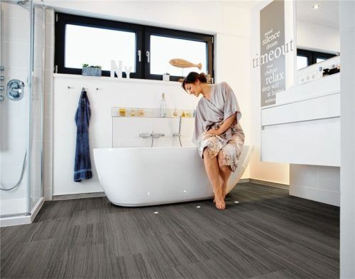 Behaglichkeit im Bad beginnt beim Bodenbelag. Der elastische Bioboden ist eine fußwarme Alternative zur klassischen Fliese. Foto wineo