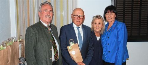 Bei der Ehrung von links: Landrat Georg Huber, Manfred Nutz, Rosi Rörich und Ampfings Zweite Bürgermeisterin Gabriele Herian. Foto  Bauer