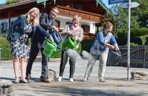 Bei der ersten Bewässerung der neuen Blumenwiese (von links): Bürgermeisterin Doris Laban, Kurdirektor Peter Helfmeyer, Sieglinde Stohmayer und Elisabeth Webersberger aus der Vorstandschaft des Verkehrs- und Verschönerungsvereins.Foto Ammelburger