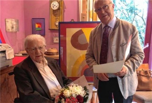 Bei der Feierstunde: Anton Heindl, der Zweite Bürgermeister der Stadt, überreicht Blumen und eine Glückwunschkarte an Günther Schormair. Foto Heise
