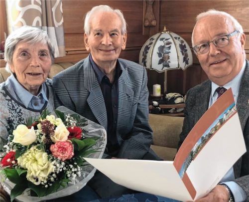 Bei der Feierstunde: Der Zweite Bürgermeister der Stadt, Anton Heindl (rechts), gratuliert Christina und Heinz Daumeter zu ihrem Ehejubiläum.