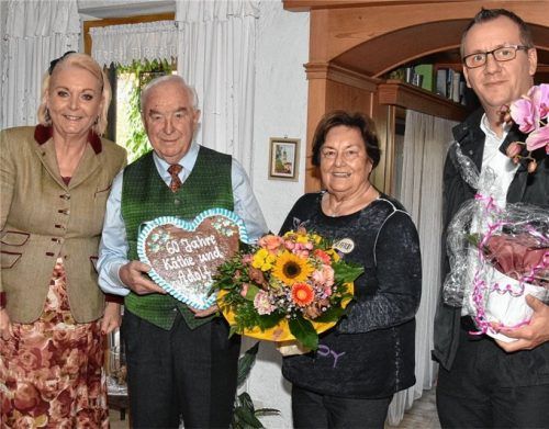 Bei der Feierstunde: Oberbürgermeisterin Gabriele Bauer (links) und Dekan Daniel Reichel (rechts) gratulieren Katharina und Adolf Dinglreiter.