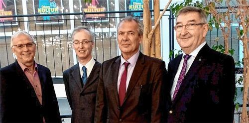 Bei der Präsentation des Jubiläumsheftes der Reihe „Unser Waldkraiburg“ (von links): Klaus Schöler, VERBUND Innkraftwerke, der eine großzügige Spende für den Druck bereitgestellt hatte, Konrad Kern, Redakteur vom ersten Heft an, Hans-Jürgen Schmidt, der den Beitrag zur Geschichte der Polizei in Waldkraiburg verfasst hat, und Joachim Hellwig, Vorsitzender des Fördervereins.Foto  Fischer