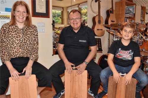 Bei der Stunde: (von links) OVB-Volontärin Anna Heise, Seminarleiter Christian Partsch und der elfjährige Fabian Weißacher üben gemeinsam das Spiel auf der Cajon. Fotos Schlecker