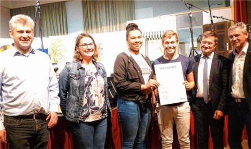 Bei der Übergabe der Urkunde freuen sich Personalrat Johannes Hofmann (von links), Elternbeirätin Birgit Lanzinger, Schülersprecher Xenia Ross und Fabio Brodschelm, Wilhelm Kürzeder und Werner Groß.Foto  fischer