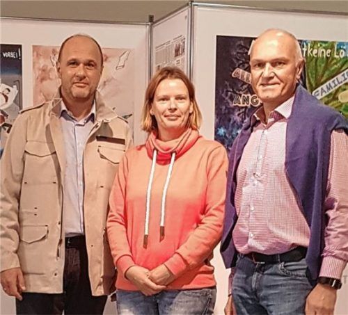 Bei der Vernissage: Michael Köberich (Leiter Servicezentrum DAK-Gesundheit), Annegret Weibezahl (Jugendsozialarbeiterin an der Mittelschule), Max Schweiger (Schulleiter) (von links). Foto re