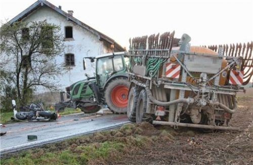 Bei Haslach im Kreis Altötting verloren zwei Motorradfahrer aus dem Raum Rosenheim bei einem Zusammenstoß mit einem Traktorgespann ihr Leben. Foto fib/Eß