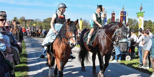 Bei prächtigstem Herbstwetter mit fast schon sommerlichen Temperaturen zogen die Teilnehmer des Leonhardiritts hoch zu Ross an den Zuschauern vorbei. Fotos Schlecker