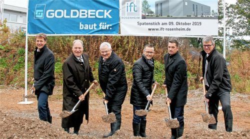 Beim Spatenstich (von links): Dieter Janshen (Goldbeck); Prof. Ulrich Sieberath (Institutsleiter ift Rosenheim und Geschäftsführer ift), Oskar Anders (Vorstandsvorsitzender ift), Dr. Jochen Peichl (Geschäftsführer ift); Dr. Stefan Lackner (stellvertretender Vorstandsvorsitzender ift), Professor Jörn Lass (stellvertretender Institutsleiter ift).Foto  Sieberath