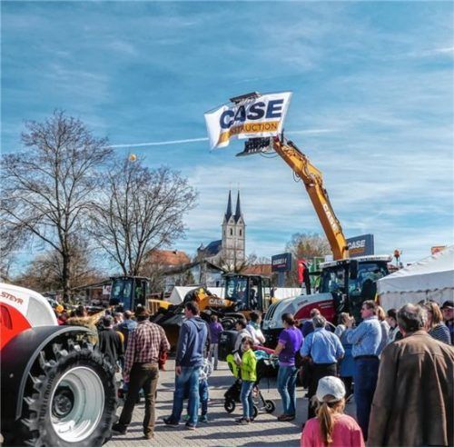 Besuchermagnet: die Technik-Ausstellung in Tuntenhausen an Kirchweih. Foto Stache