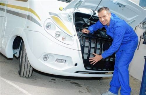 Bevor ein Wohnmobil in die Winterpause geschickt wird, sollte das Fahrzeug gepflegt und gewartet werden. Foto auremar/fotolia