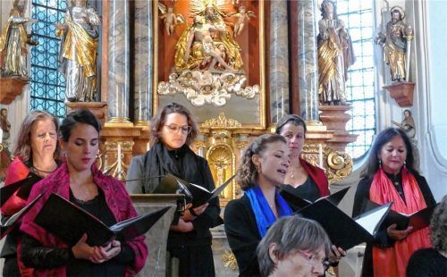 Bezaubernd-anmutig sang die Sopransolistin Anna-Lena Elbert (blauer Schal) das „Tantum ergo“ von Wolfgang Amadeus Mozart. Foto Janka