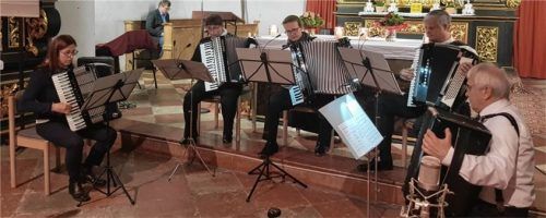 Bieten hochwertige Klassik auf dem Akkordeon: Maria Reindl, Martina Dörfl, Susanne Müller, Herbert Kebinger und Erwin Altmayer (von links).Foto Thomas Enzinger