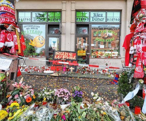 Blumen, Kerzen und Fanschals lagen und hingen Tage nach dem Terroranschlag vor dem Kiez-Döner in Halle. Am 9. Oktober hatte der Deutsche Stephan B. schwer bewaffnet erst versucht, in eine Synagoge einzudringen. Als sein Plan misslang, erschoss er auf der Straße eine 40 Jahre alte Frau und kurz darauf einen 20-jährigen Mann in dem Döner-Imbiss. Foto dpa