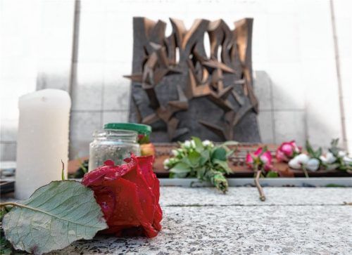 Blumen und Kerzen sind vor einer Synagoge abgelegt. Ein schwer bewaffneter Rechtsextremist hatte am höchsten jüdischen Feiertag Jom Kippur versucht, ein Blutbad anzurichten. Foto dpa