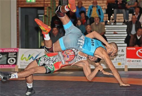 Brachte die Traunsteiner Ringerfans zum Jubeln: Yusuf Raiskhel (rotes Trikot) siegte zweimal überlegen gegen Michelangelo Frate. Foto  Wittenzellner