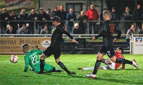 Bruno Goncalves (am Boden) erzielte das 4:1 für den TSV Wasserburg.Foto Cater