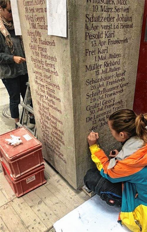 Buchstabe für Buchstabe malte die Restauratorin Orsolya Sipos der Firma Pfanner in München die Namen der Gefallenen aus. Fotos Riediger/Firma Pfanner