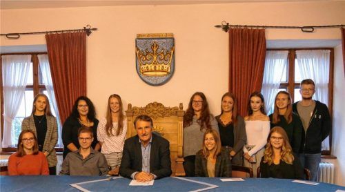 Bürgermeister Dr. Herbert Heiml (Mitte) mit den jungen Bürgern der Marktgemeinde Kraiburg, die zur Schüler- und Absolventenehrung ins Rathaus gekommen waren.Foto  Bachmaier