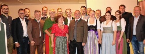 Bürgermeisterkandidat Max Neumüller (Mitte) und die Kandidaten der Bürgerbewegung Aschau (BBA) für den Aschauer Gemeinderat bei der Aufstellungsversammlung im Chalet in Aschau.Foto Rehberg