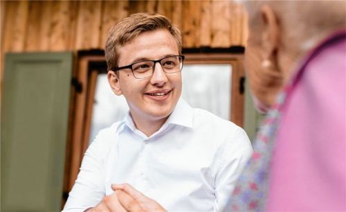 Bürgermeisterkandidat Schneider zeigt sich dankbar für die zahlreichen Unterstützungsunterschriften. Foto re