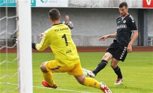 Chance für Philipp Maier, der an Aubstadts Keeper Mack scheiterte. Foto  Zucker