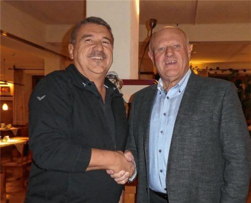 Christian Glas kandidiert für das Amt des Bürgermeisters in Eggstätt. Das Foto zeigt ihn zusammen mit Gerhard Eder (links), Fraktionssprecher der ÜWG.Foto Kirchner