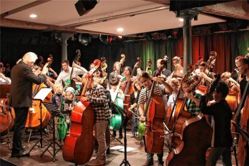 Claus Freudenstein dirigierte das „Big Bass Ensemble“ zum Konzertauftakt „Masters of Bass“ im Haberkasten. Das Konzert setzte den Schluss- und Höhepunkt der Bayerischen Basstage. Foto Benekamp