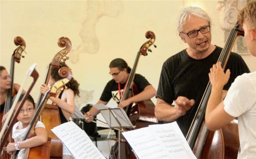 Claus Freudenstein (rechts) unterrichtet Kinder und Jugendliche In Italien.Fotos  Freudenstein