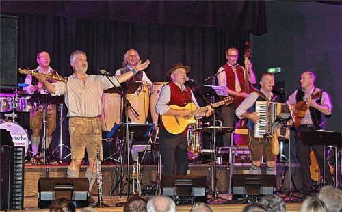 „Cubaboarische Tradicional“ heizten in Mettenheim gehörig ein. Hans Förg (links) begeisterte mit einem erstklassigen Solo am Sopransaxofon. Foto  Lamprecht