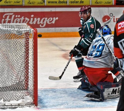 Da war die Starbulls-Welt noch in Ordnung: Alexander Höller erzielte nach herrlichem Zuspiel von Michael Baindl die 1:0-Führung für Rosenheim. Foto  Ziegler
