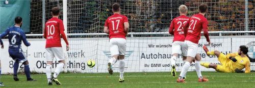 Das 1:0 für Deisenhofen durch einen umstrittenen Foulelfmeter. Links der Torschütze Leon Müller-Wiesen, der Wasserburgs Keeper Dominic Zmugg in die falsche Ecke schickte. Foto Fehrmann