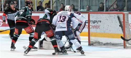 Das 2:0 für die Starbulls Rosenheim: Enrico Henriquez (Bildmitte) staubte aus kurzer Distanz ab.