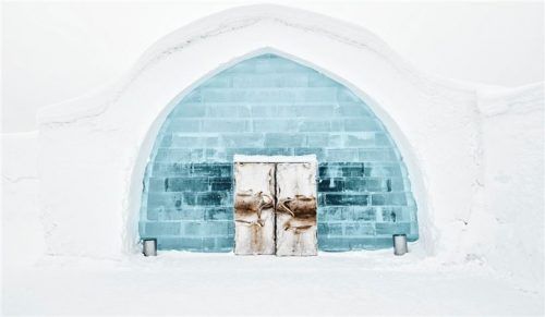 Das Eishotel in Jukkasjärvi feiert 30. Geburtstag. Im Dezember öffnet sich diese Tür zu den kunstvollen, von Künstlerteams gestalteten Suiten. Foto Hans Olof Utsi/imagebank.sweden.se