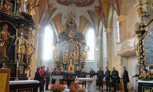Das „Ensemble Vocabile Kraiburg“ unter Andreas Miecke (rechts außen) erhielt viel Beifall für sein Kirchweihkonzert „Cantate Domino“.Fotos Gärtner