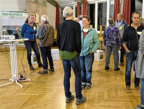Das erste „Dorfgespräch“ in Stephanskirchen.Foto re
