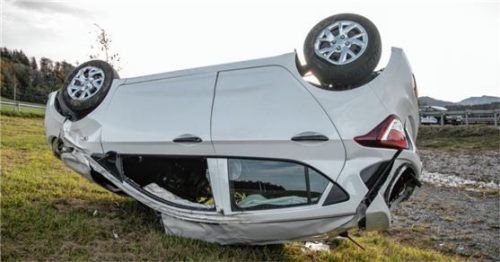 Das Fahrzeug des 63-jährigen Vachendorfers hatte sich mehrfach überschlagen und war schließlich auf dem Dach liegen geblieben. Foto FDL/Lamminger