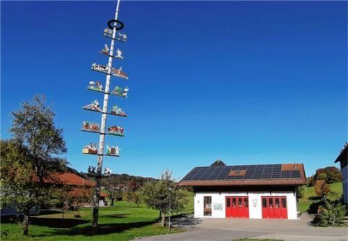 Das Feuerwehrhaus von Roßholzen soll eine zusätzliche Garage bekommen. Dafür wird an der linken Seite ein Anbau errichtet.Foto re