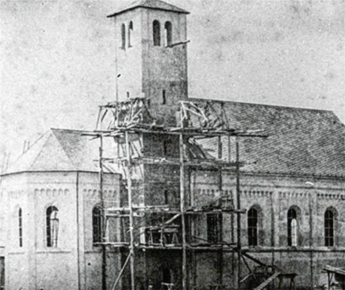 Das Gotteshaus in Kolbermoor im Bau – das Foto stammt wohl von 1869.