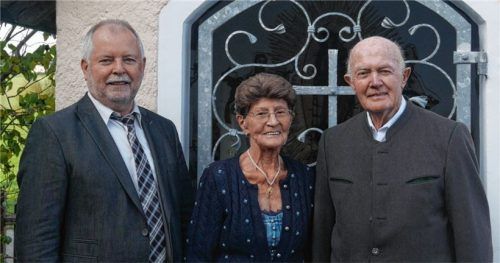 Das Jubelpaar Burgl und Klaus Gschwendtner mit Bürgermeister Sebastian Forstner (links) vor der Kapelle auf dem Hof.Foto Kirchner