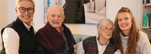 Das Jubelpaar mit der Tochter Anna und der Enkelin Sophia.Fotos .Rehberg