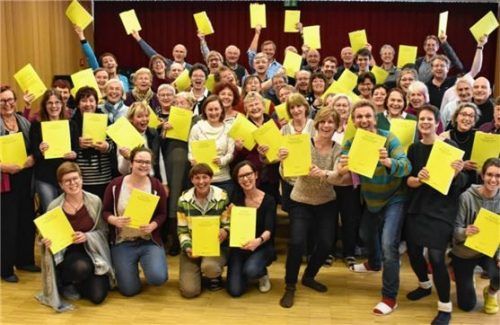 Das Konzert soll so leuchtend werden wie die Notenbücher: die Sänger aus Burghausen.