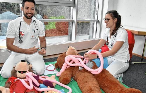 Das Organisationsteam: Nico Hanny und seine Freundin Magdalena Schmid mit den beiden Organteddys. Fotos Schlecker