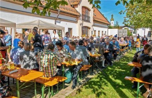 Das Pfarrfest der Gemeinde St. Michael lockte bei traumhaft schönem Herbstwetter zahlreiche Besucher ins Mettenheimer Gemeindezentrum.Foto kretschko