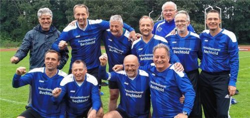 Das siegreiche ESV-Team mit Kurt Frey, Jörg Ramel, Rudi Blechschmidt, Josef Waritschlager, Jochen Fagel, Lothar Link, André Marsch (hinten von links), Uwe Schäfer, Dirk Schlender, Manfred Jungwirth und Günter Hebling (vorne von links).