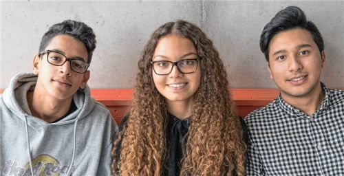 Das sind die Neuen (von links): Ilyas Haqbane (16), Melanie Bastian (15) und Ali-Seena Noori (18) sind die neuen Schulsprecher der Pauline-Thoma-Mittelschule. Foto re